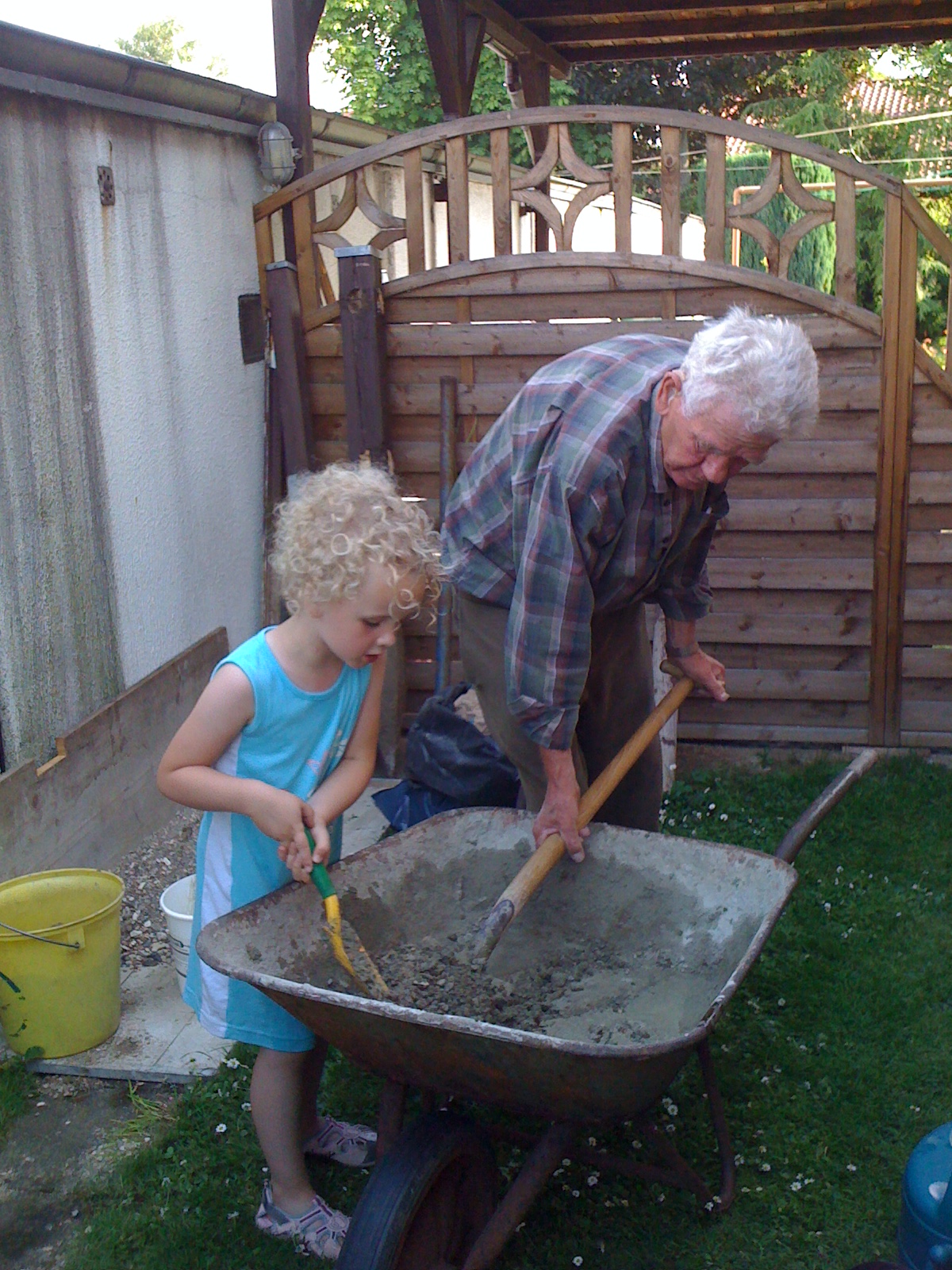 Rike hilft Opa beim Zaunbau